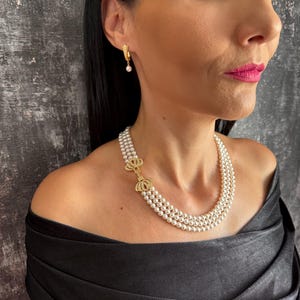 Dreireihige Perlenkette mit Swarovski-Kristallperlen, elegante Statement-Kette mit Schleifenverschluss, klassischer Schmuck für die Mutter der Braut, individuelle Größenangabe