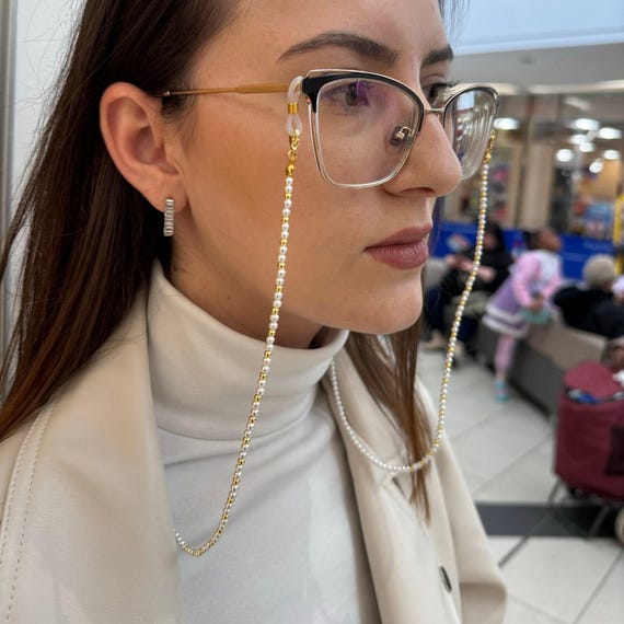 Pearl Eyeglass Chain Dainty Design Elegant Accessory White Pearl Beaded Holder Gold Finish Luxury Eyewear Retainer Cord Glasses Lanyard Chic