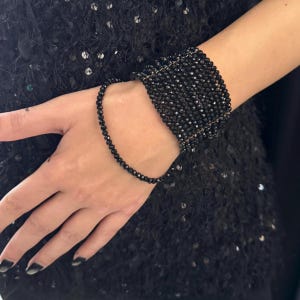 Gestuftes schwarzes Armband mit 10 Strängen und Gold- oder Silberverschluss, Statement-Armband mit Drapieren, breites schwarzes Armband, Promi-Armband wickeln