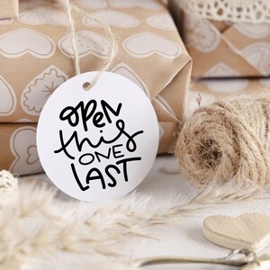 Leuke cadeaulabels - dubbelzijdig 8pk, zwart-wit cadeaulabels, kerstcadeaulabel, verjaardagscadeaulabel, grappig label, open dit als laatste, ronde label