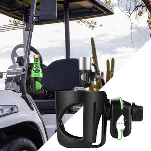 Pode incluir: Suporte de copo preto para carrinho de golfe com uma garrafa verde de Perrier. O suporte de copo é fixado ao carrinho com uma braçadeira. Um suporte de copo prateado também é mostrado. O fundo mostra um campo de golfe.