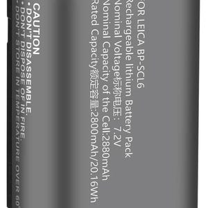 Op de afbeelding: Een rechthoekige, grijze oplaadbare lithium batterij voor Leica BP-SCL6 camera's. De batterij heeft een zwarte bovenkant en tekst zoals "Nominale spanning 7,2V" en "Nominale capaciteit 2800mAh/20,16Wh". De onderkant heeft een blauw "Li-ion" label.