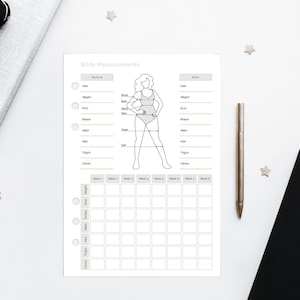 Könnte beinhalten: Ein druckbarer Körpermaß-Tracker mit einer Strichzeichnung einer Person und einem Raster zur Aufzeichnung von Messungen über acht Wochen. Der Tracker enthält Abschnitte für "Vorher" und "Nachher" Messungen, mit Platz zur Aufzeichnung von Gewicht, Brustumfang, Taille, Hüfte, Oberschenkel und Waden.