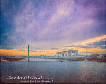 Blaue Stunde - Himmel über Kölner mit Kranhäusern und Severinsbrücke