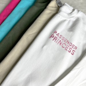 Passenger Princess Too Pretty To Drive Embroidered Sweatshirt | Girlfriend Wife Couples Shirt afbeelding 4