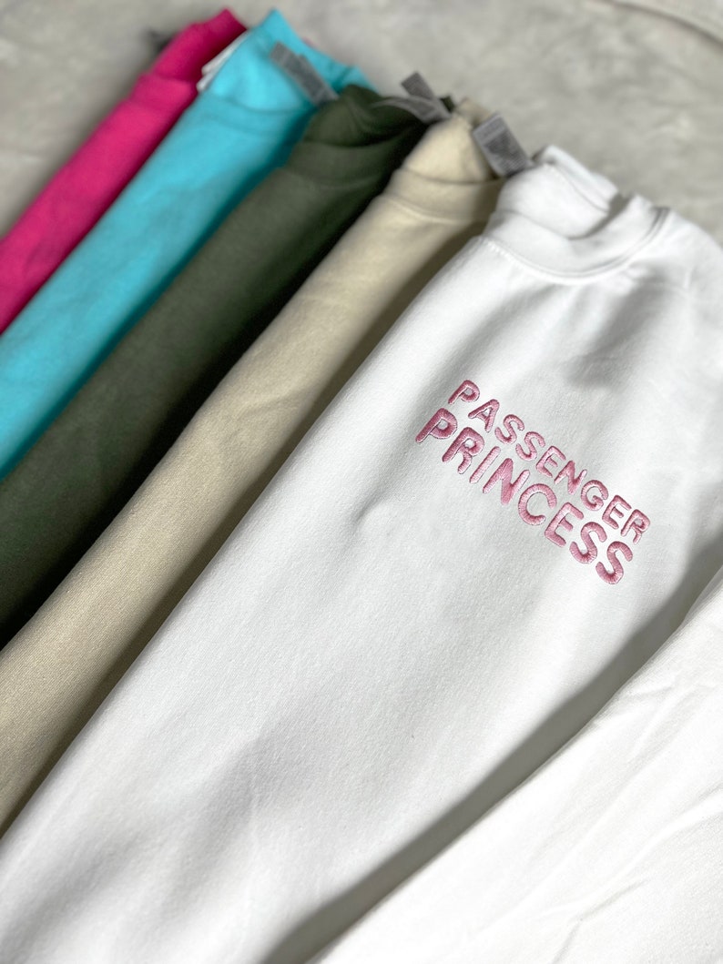 Passenger Princess Too Pretty To Drive Embroidered Sweatshirt | Girlfriend Wife Couples Shirt afbeelding 4