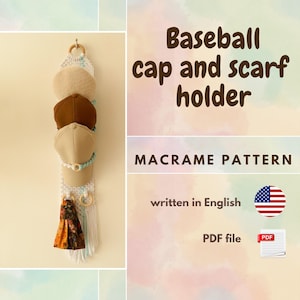 Pode incluir: Padrão de macramé para um suporte de boné de beisebol e cachecol. O padrão é escrito em inglês e vem como um arquivo PDF. A imagem mostra um suporte de macramé branco com três bonés de beisebol e um cachecol pendurados.