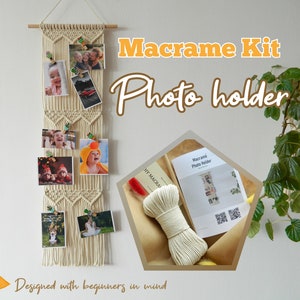 Puede incluir: Un kit de portafotos de macramé con instrucciones y materiales. El kit incluye cordón de color natural, una varilla de madera y una hoja de instrucciones impresa. El portafotos terminado está diseñado para contener 7 fotos.