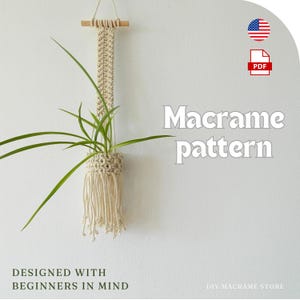 Peut inclure: Un porte-plante en macramé beige avec une plante verte, suspendu contre un mur blanc. Le texte "Macrame pattern" est affiché dans l'image, ainsi que la phrase "Designed with beginners in mind."