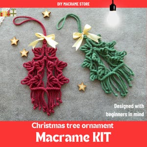 Puede incluir: Dos adornos de árbol de Navidad de macramé, uno burdeos y otro verde, cada uno con una cinta amarilla. Los adornos se muestran con decoraciones de estrellas de madera. El texto de la imagen dice "Christmas tree ornament Macrame KIT".