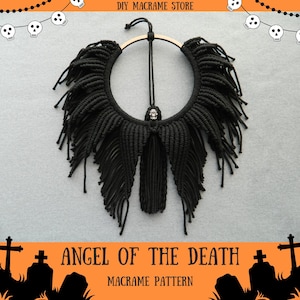 Puede incluir: Colgante de pared de macramé negro con un dije de calavera y el texto "Angel of the Death Macrame Pattern".