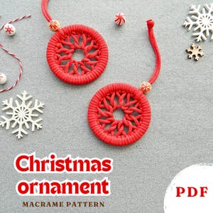 Könnte beinhalten: Rotes Makramee-Weihnachtsbaumschmuck-Muster als PDF. Das Muster zeigt ein Schneeflocken-Design.