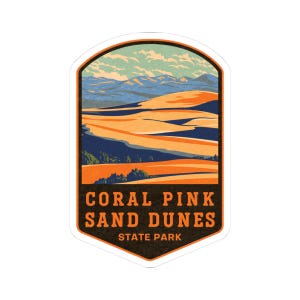 Könnte beinhalten: Ein Aufkleber mit einer stilisierten Landschaft des Coral Pink Sand Dunes State Park. Das Design zeigt orangefarbene Sanddünen, blaue Berge und einen Himmel mit Wolken. Der Text "CORAL PINK SAND DUNES STATE PARK" ist deutlich sichtbar.