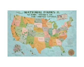 Puede incluir: Un mapa de estilo vintage de los Estados Unidos, que muestra parques nacionales y senderos escénicos. El mapa presenta un efecto de acuarela con cada estado en un color diferente. Incluye el texto "NATIONAL PARKS & SCENIC TRAILS OF THE UNITED STATES" y una rosa de los vientos.
