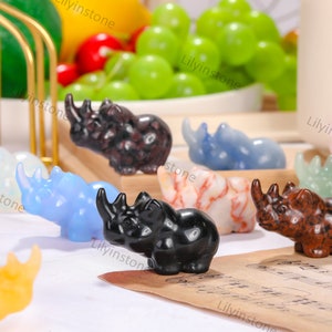 1,5 Zoll, Kristallquarz geschnitzte Nashornfigur, heilender Kristall, Tierdekor-Geschenke, schnitzendes Edelstein-Nashorn-Dekor, Kristallnashorn.