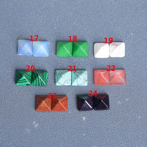Peut inclure: Ensemble de 8 paires de petites pointes de cristal en forme de pyramide carr&eacute;e. Les cristaux sont de diff&eacute;rentes couleurs, notamment bleu, vert, blanc, malachite, turquoise, rouge, marron et noir.