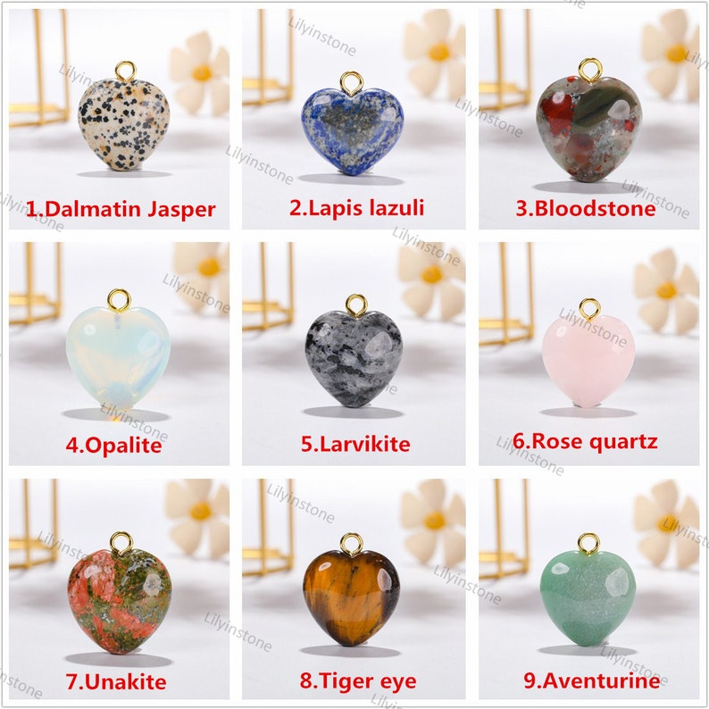 Peut inclure: Neuf pendentifs en forme de c&oelig;ur en diff&eacute;rentes pierres, dont le jaspe dalmatien, le lapis-lazuli, la bloodstone, l'opale, la larvikite, le quartz rose, l'unakite, l'&oelig;il de tigre et l'aventurine.