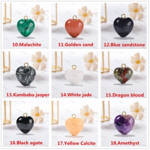 Peut inclure: Neuf pendentifs en forme de c&oelig;ur en diff&eacute;rentes pierres pr&eacute;cieuses, dont la malachite, le sable dor&eacute;, le gr&egrave;s bleu, le jaspe kambaba, le jade blanc, le sang de dragon, l'agate noire, la calcite jaune et l'am&eacute;thyste. Chaque pendentif a une b&eacute;li&egrave;re en or pour l'attacher &agrave; un collier ou un bracelet.