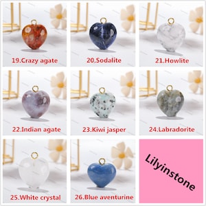 Peut inclure: Assortiment de pendentifs en forme de c&oelig;ur en pierres pr&eacute;cieuses avec b&eacute;li&egrave;re dor&eacute;e. Les pierres comprennent l'agate folle, la sodalite, l'howlite, l'agate indienne, le jaspe kiwi, la labradorite, le cristal blanc et l'aventurine bleue.