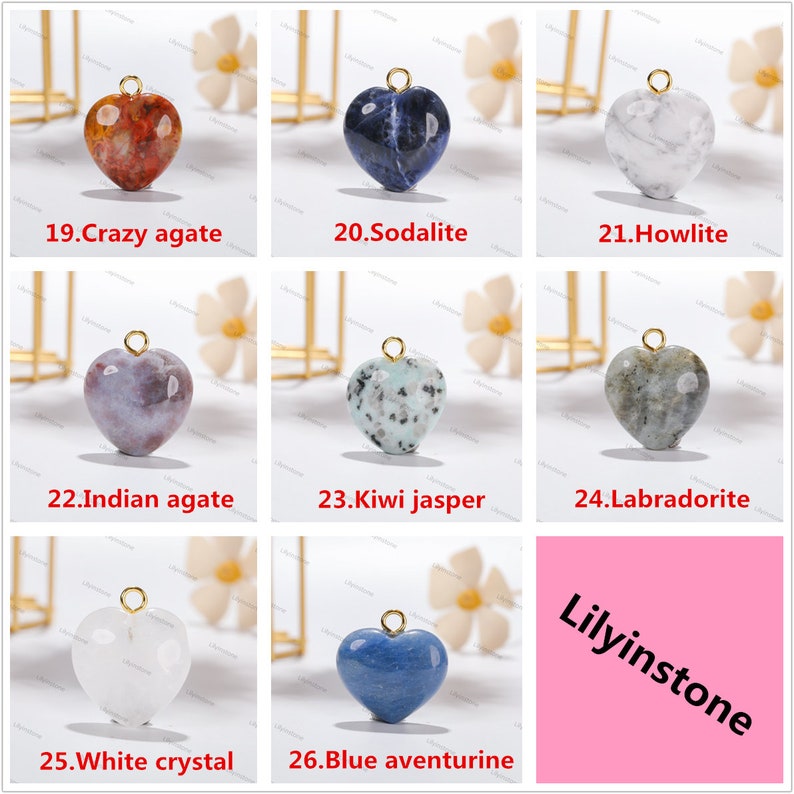 Peut inclure: Assortiment de pendentifs en forme de c&oelig;ur en pierres pr&eacute;cieuses avec b&eacute;li&egrave;re dor&eacute;e. Les pierres comprennent l'agate folle, la sodalite, l'howlite, l'agate indienne, le jaspe kiwi, la labradorite, le cristal blanc et l'aventurine bleue.