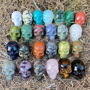 2 Inches ,Handmade Carved Gemstone Skull, Quartz Skull Figurine, Crystal Decor,Carved Skull,Pockets Crystal,Crystal Gifts, Healing Crystals.