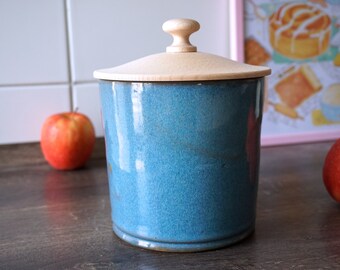Keksdose, Aufbewahrungsbox aus Handgetöpferter Keramik mit gedrechselten Buchenholz Deckel,