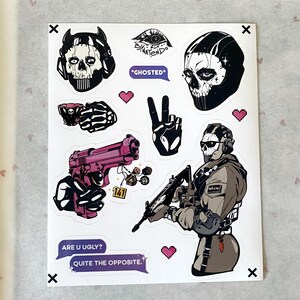 Puede incluir: Una hoja de pegatinas con ilustraciones en blanco y negro de personajes con m&aacute;scaras de calavera, una pistola rosa, una mano haciendo el signo de la paz y burbujas de texto moradas con el texto GHOSTED, ARE U UGLY? y QUITE THE OPPOSITE.