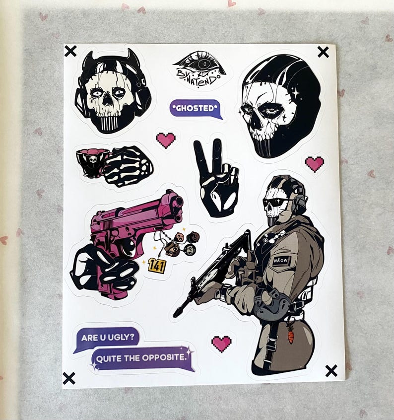 Puede incluir: Una hoja de pegatinas con ilustraciones en blanco y negro de personajes con m&aacute;scaras de calavera, una pistola rosa, una mano haciendo el signo de la paz y burbujas de texto moradas con el texto GHOSTED, ARE U UGLY? y QUITE THE OPPOSITE.