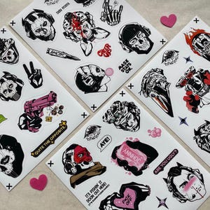 Puede incluir: Cuatro hojas de pegatinas blancas con ilustraciones gr&aacute;ficas en negro, blanco y rojo de calaveras, m&aacute;scaras t&aacute;cticas, equipo militar y gestos con las manos. El texto incluye frases como STAY FROSTY, MASK STAYS ON, GHOSTED, HOW COPY y AYE.