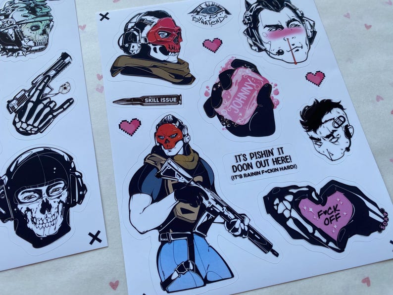 Puede incluir: Una hoja de pegatinas con varias ilustraciones, incluyendo un personaje con una m&aacute;scara de calavera roja, una mano sosteniendo una pastilla de jab&oacute;n con la etiqueta Johnny, una bala con la etiqueta Skill Issue y el texto It's pishin' it doon out here! (It's rainin f*ckin hard!).