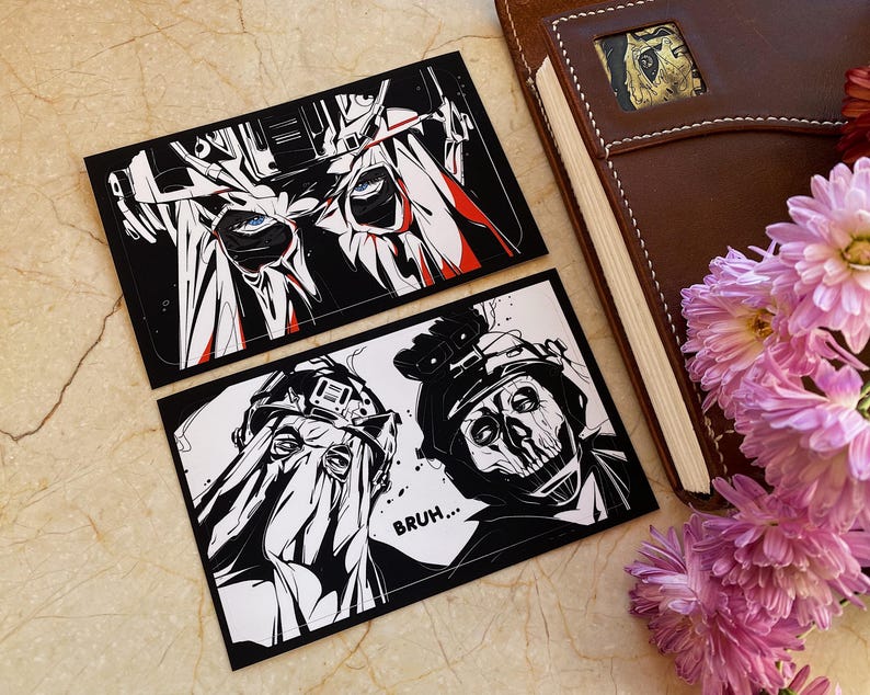 K&ouml;nnte beinhalten: Zwei rechteckige Kunstdrucke mit kontrastreichen schwarz-wei&szlig;en Illustrationen taktischer Figuren. Der untere Druck zeigt eine Figur mit Totenkopfmaske und Helm, wobei der Text "BRUH..." deutlich in der Mitte des Bildes abgedruckt ist.