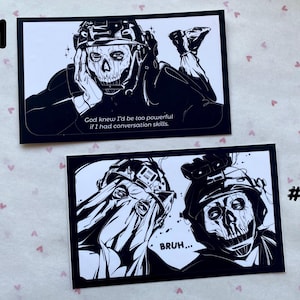 K&ouml;nnte beinhalten: Zwei rechteckige schwarz-wei&szlig;e Kunstdrucke. Druck Nr. 1 zeigt eine Figur mit Totenkopfmaske und taktischem Helm mit dem Text: God knew I'd be too powerful if I had conversation skills. Druck Nr. 2 zeigt zwei Figuren mit dem Text: BRUH...