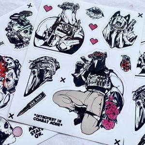 Könnte beinhalten: Ein Aufkleberbogen mit schwarz-weißen Illustrationen von taktischer Ausrüstung, Totenköpfen und Figuren in Kampfkleidung. Die Designs enthalten Texte wie "STAY FROSTY", "ONE SHOT" und "INTROVERT IN COMBAT MODE" sowie kleine rosa Pixelherzen.