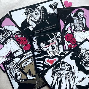 K&ouml;nnte beinhalten: Eine Sammlung von sechs rechteckigen Kunstdrucken mit stilisierten Illustrationen einer Figur mit Totenkopfmaske in taktischer Ausr&uuml;stung. Die schwarz-wei&szlig;-rosa Drucke enthalten Texte wie God knew I'd be too powerful if I had conversation skills und BRUH.