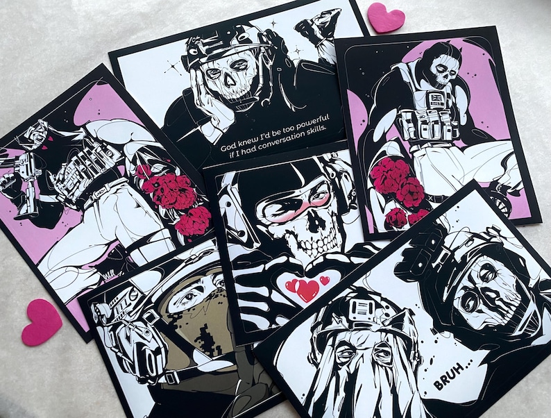 K&ouml;nnte beinhalten: Eine Sammlung von sechs rechteckigen Kunstdrucken mit stilisierten Illustrationen einer Figur mit Totenkopfmaske in taktischer Ausr&uuml;stung. Die schwarz-wei&szlig;-rosa Drucke enthalten Texte wie God knew I'd be too powerful if I had conversation skills und BRUH.