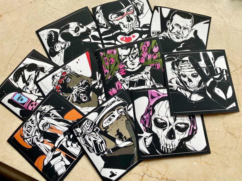 K&ouml;nnte beinhalten: Eine Sammlung quadratischer Kunstdrucke mit schwarz-wei&szlig;en grafischen Illustrationen von Charakteren in taktischer Ausr&uuml;stung und Totenkopfmasken. Einige Drucke enthalten Akzente in Pink, Orange und Rot. Ein Druck zeigt ein pinkes Telefon mit dem Text CALL ME.