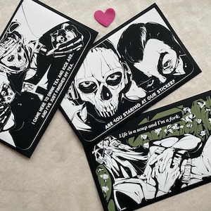 K&ouml;nnte beinhalten: Drei rechteckige Aufkleber mit schwarz-wei&szlig;en grafischen Illustrationen von Charakteren mit Totenkopfmasken. Der Text umfasst: I CAME HERE TO DRINK TEA AND KICK ASS... AND I'VE JUST FINISHED MY TEA., ARE YOU STARING AT OUR STICKER?, und Life is a soup and I'm a fork.
