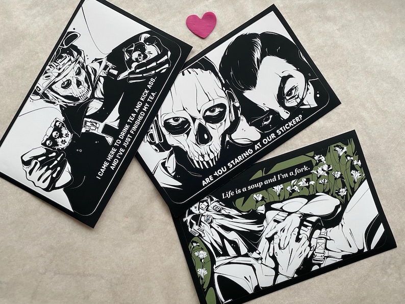 K&ouml;nnte beinhalten: Drei rechteckige Aufkleber mit schwarz-wei&szlig;en grafischen Illustrationen von Charakteren mit Totenkopfmasken. Der Text umfasst: I CAME HERE TO DRINK TEA AND KICK ASS... AND I'VE JUST FINISHED MY TEA., ARE YOU STARING AT OUR STICKER?, und Life is a soup and I'm a fork.
