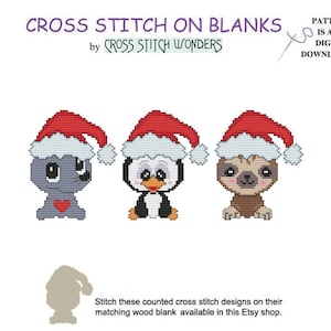 Puede incluir: Tres patrones de punto de cruz contados que representan un pingüino, un perezoso y un animal gris con gorros de Papá Noel. Los patrones están diseñados para ser cosidos en blancos de madera.