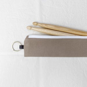 Housse en toile beige taupe pour baguettes de batterie