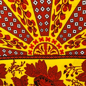 Puede incluir: Una tela amarilla con un patr&oacute;n floral rojo y negro. La tela tiene un patr&oacute;n repetitivo de flores y hojas. La tela es perfecta para acolchar, coser y hacer manualidades.