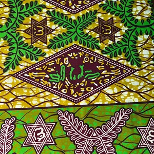 Peut inclure: Tissu vert et marron avec un motif r&eacute;p&eacute;t&eacute; d'&eacute;toiles et de feuilles. Le tissu a un fond blanc avec un motif en losange brun et blanc.