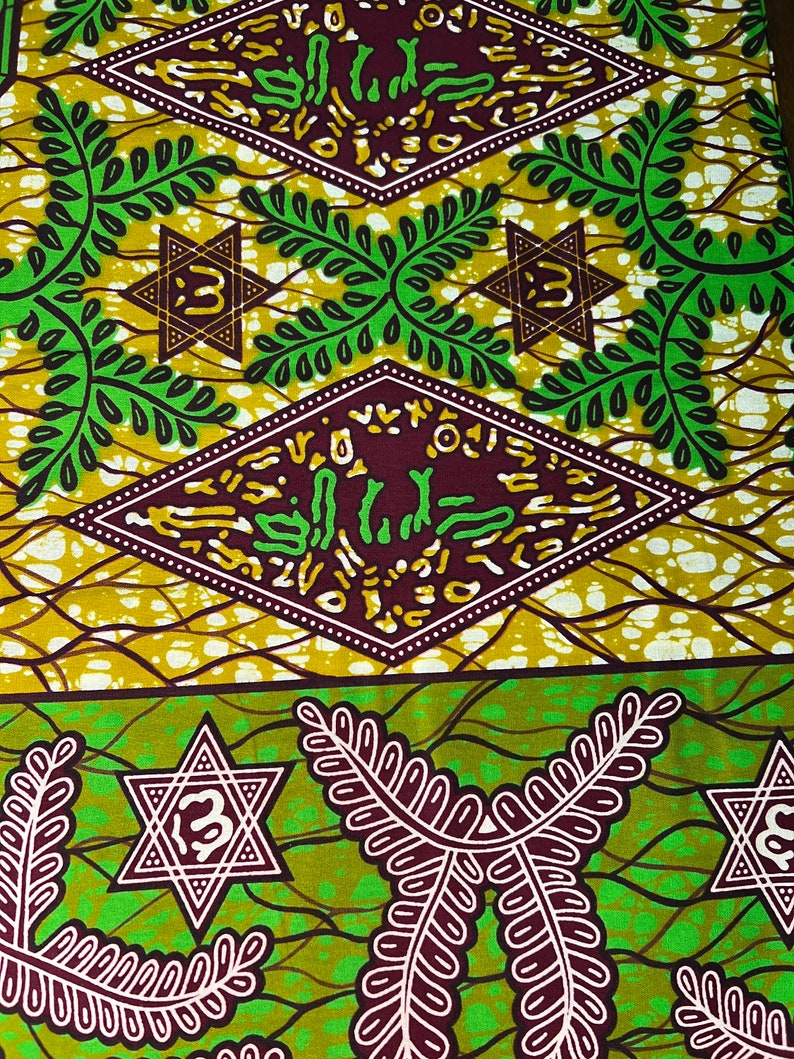 Peut inclure: Tissu vert et marron avec un motif r&eacute;p&eacute;t&eacute; d'&eacute;toiles et de feuilles. Le tissu a un fond blanc avec un motif en losange brun et blanc.