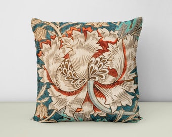 Pode incluir: Almofada quadrada com um design floral. A almofada apresenta uma flor grande e estilizada em creme, ferrugem e castanho sobre um fundo azul-petróleo. O design tem uma estética vintage e botânica, adequada para decoração de casa.