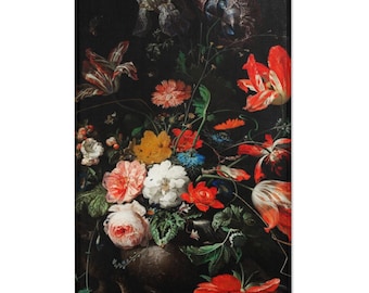 Può includere: Una natura morta che rappresenta un vaso pieno di fiori colorati, tra cui tulipani rossi, rose bianche e garofani rosa. I fiori sono disposti su uno sfondo scuro, creando una composizione drammatica ed elegante.