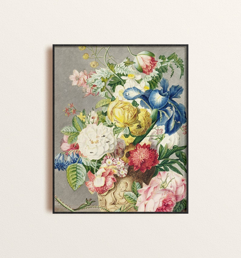 Op de afbeelding: Een ingelijste bloemenprint met een levendig boeket bloemen. De compositie bevat gele rozen, blauwe irissen en roze rozen, tegen een grijze achtergrond. Het kunstwerk is in vintage stijl, met een zwarte lijst.
