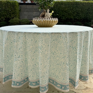 Könnte beinhalten: Ein Set aus drei Keramikbechern mit gesprenkelter, matter Oberfläche. Die Becher sind in den Farbtönen Creme, Hellgrau und Dunkelgrau gehalten. Jeder Becher hat ein schlichtes, minimalistisches Design und einen abgerundeten Henkel.