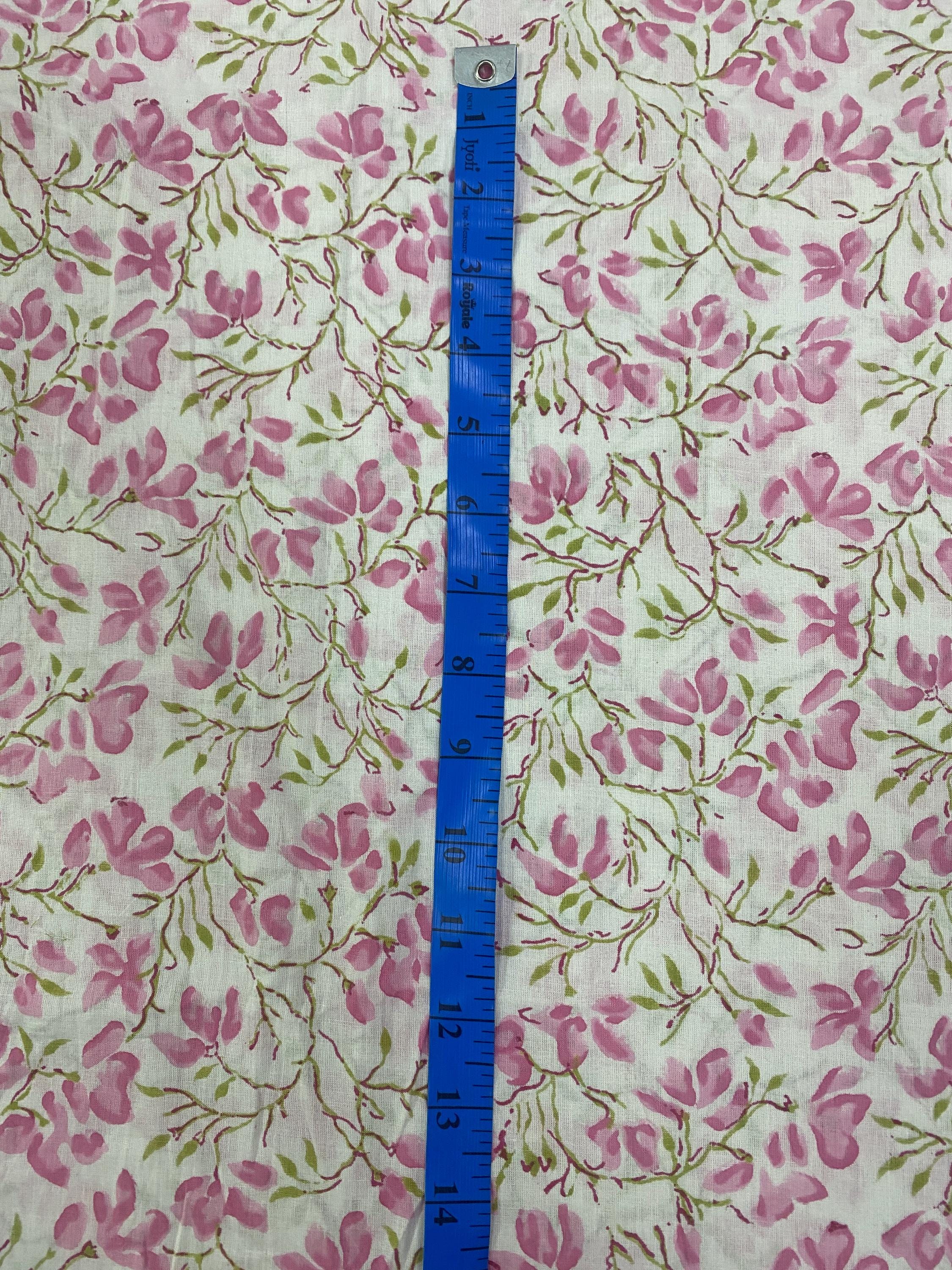 タフィーピンクの花柄ハンドブロックプリントコットン生地、ヤード単位