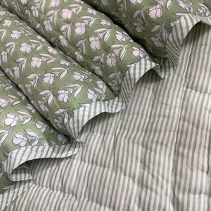 Comforter Quilt Hand Block Printed Cotton Cloth Quilted Throw Blanket Cover for Couch and Bed Lap Bedding Coverlet Oversized Puff Quilt Gift