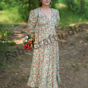 Handblock bedrucktes Baumwollkleid: Indische Sommerkleidung mit V-Ausschnitt und Blumenmuster